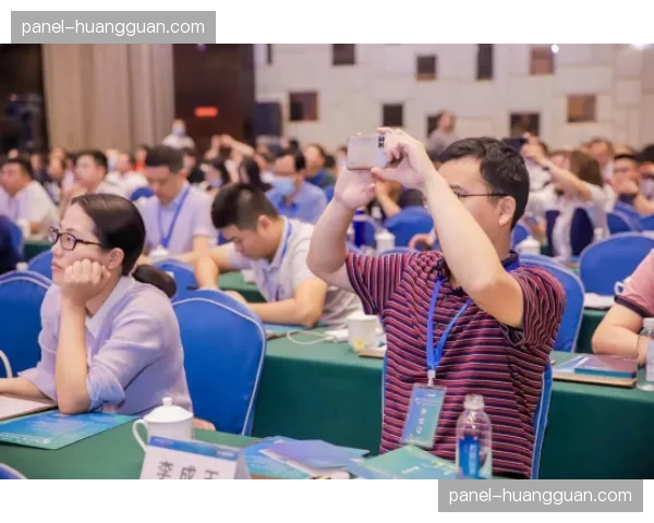 供应逻辑从“广播式”分发，向“对话式”服务体验演进。