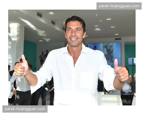 特写：老将布冯现身尤文图斯看台，与球迷共同经历失利