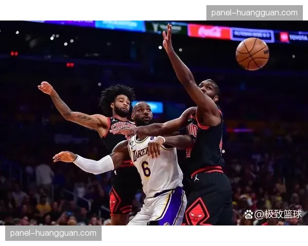 兰斯更衣室揭秘：赛前一周针对巴黎的弱点进行了高强度转换训练