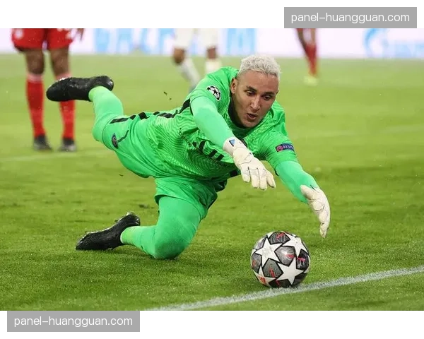 特写：终场哨响，职业生涯欧冠最后一战的纳瓦斯向观众挥手告别