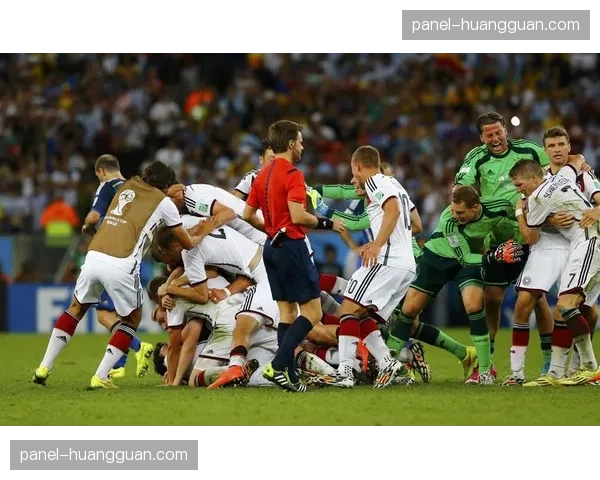 场边趣闻：比赛用球被踢上看台，小球迷拒绝归还引发欢笑