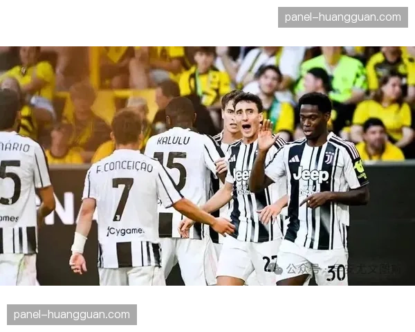 巴萨非常希望能够引进尤文后卫坎比亚索,记者确认俱乐部兴趣 巴萨非常希望能够引进尤文后卫坎比亚索,记者确认俱乐部兴趣